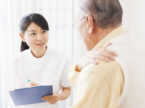 問診するスタッフ